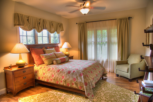 bedroom in cottage decor style
